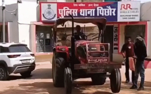 थाने से स्टंट करते हुए निकला रेत से भरा ट्रैक्टर, वीडियो वायरल