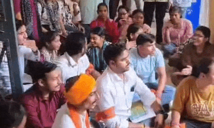 भिंड के एमजेएस कॉलेज में वित्तीय गड़बड़ियों के आरोपों पर हंगामा, प्राचार्य के खिलाफ धरने पर बैठे छात्र