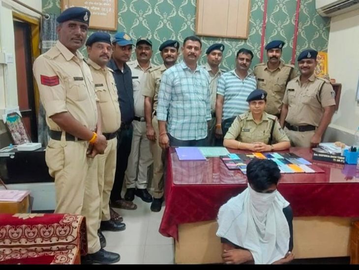 ग्वालियर में जीआरपी का एक्शन: ट्रेनों से मोबाइल उचकाने वाले तीन आरोपी गिरफ्तार, 27 महंगे फोन बरामद