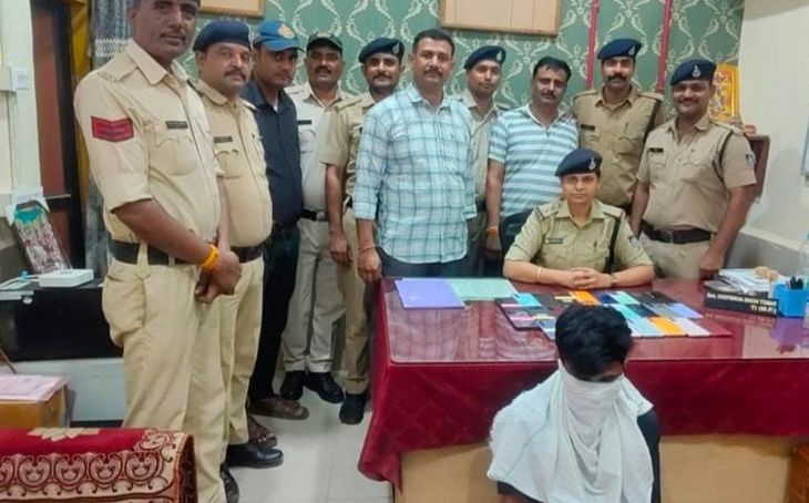 ग्वालियर में जीआरपी का एक्शन: ट्रेनों से मोबाइल उचकाने वाले तीन आरोपी गिरफ्तार, 27 महंगे फोन बरामद