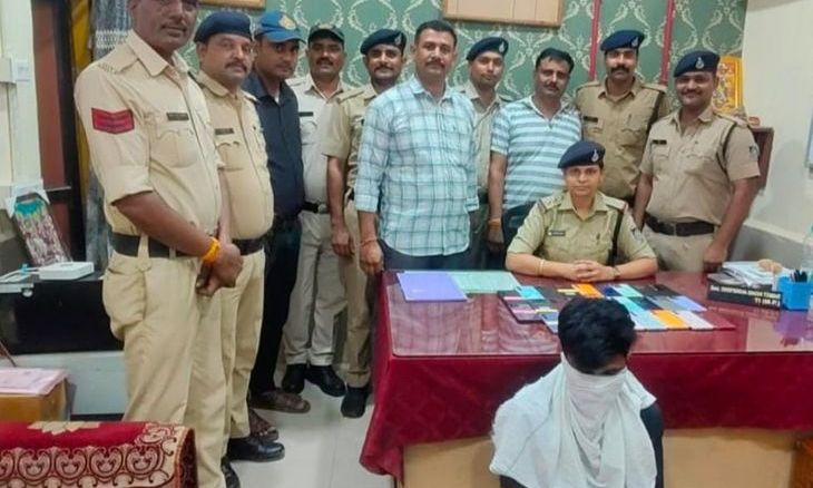 ग्वालियर में जीआरपी का एक्शन: ट्रेनों से मोबाइल उचकाने वाले तीन आरोपी गिरफ्तार, 27 महंगे फोन बरामद