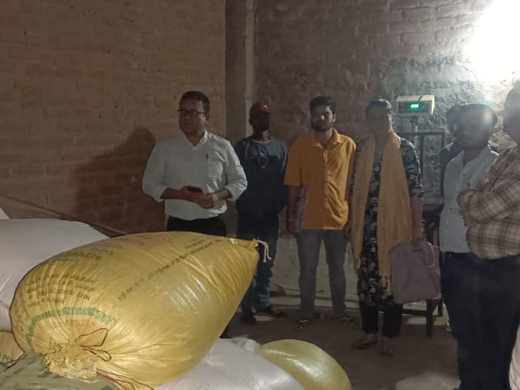 अशोकनगर के पलकाटोरी गांव में बड़ी कार्रवाई: किराए के कमरों से पीडीएस के 150 से ज्यादा चावल के कट्टे जब्त
