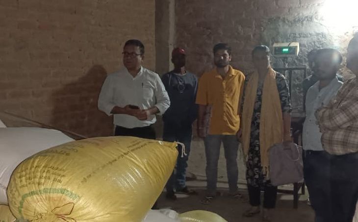 अशोकनगर के पलकाटोरी गांव में बड़ी कार्रवाई: किराए के कमरों से पीडीएस के 150 से ज्यादा चावल के कट्टे जब्त