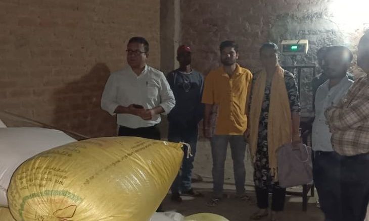 अशोकनगर के पलकाटोरी गांव में बड़ी कार्रवाई: किराए के कमरों से पीडीएस के 150 से ज्यादा चावल के कट्टे जब्त