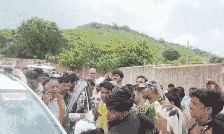 शिवपुरी: करैरा विधायक की जनचौपाल में हंगामा, पोहरी क्षेत्र के ग्रामीणों की शिकायतें सुनने से इनकार