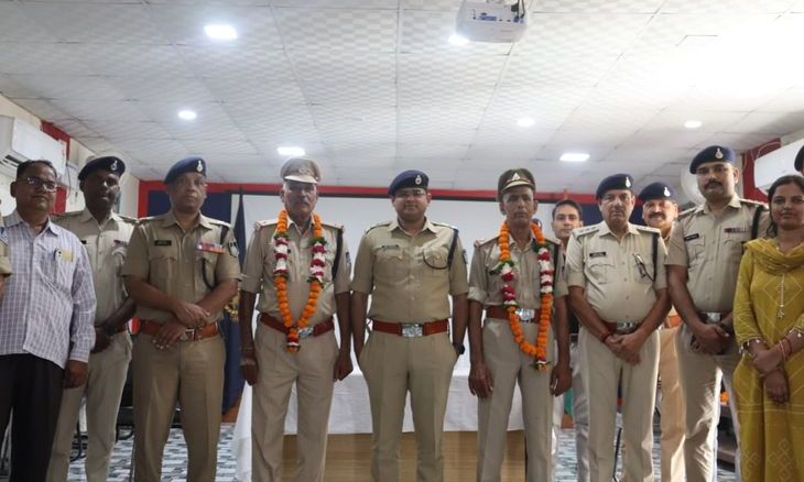 दतिया में दो पुलिस अधिकारियों को दी गई भावभीनी विदाई, सेवाकाल को किया गया याद