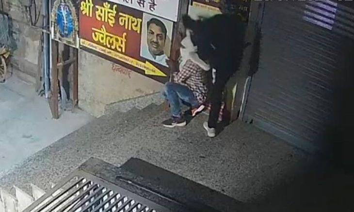ग्वालियर में सराफा दुकान में लाखों की चोरी, नकाबपोश चोरों ने CCTV बदलकर दिया वारदात को अंजाम