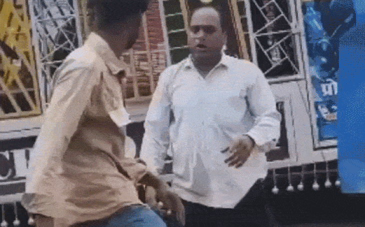 भितरवार बाजार में कट्टा लहराकर मारपीट करने वाला आरोपी गिरफ्तार, पुलिस ने निकाला जुलूस