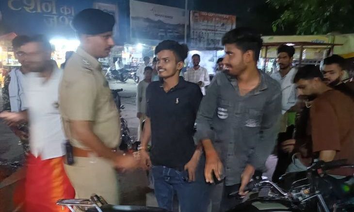 दतिया में ट्रैफिक पुलिस की सख्त कार्रवाई: 5 घंटे में 12 नाकों पर कटे 90 चालान, बहाने बनाते पकड़े गए वाहन चालक