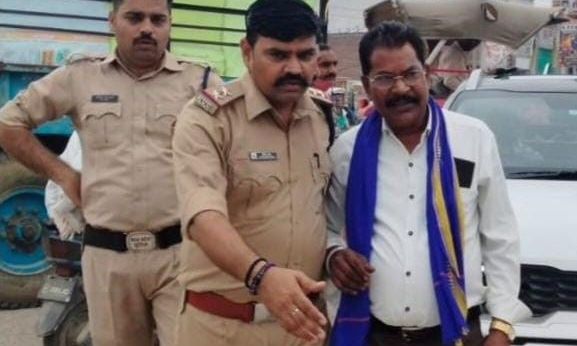 डबरा में कांग्रेस अध्यक्ष को काले झंडे दिखाने पहुंचे फूले सेना अध्यक्ष समेत छह लोग हिरासत में