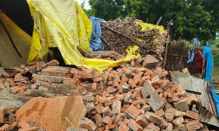 शिवपुरी में राशन घोटाले पर प्रशासनिक हंटर: कलेक्टर के आदेश पर सेल्समैन का अवैध मकान ध्वस्त, छह विक्रेता जेल में