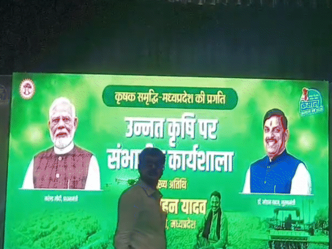 ग्वालियर में मुख्यमंत्री के कार्यक्रम में अव्यवस्थाएं: बिजली गुल, माइक बंद और भोजन के लिए छीना-झपटी