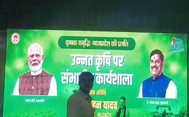 ग्वालियर में मुख्यमंत्री के कार्यक्रम में अव्यवस्थाएं: बिजली गुल, माइक बंद और भोजन के लिए छीना-झपटी