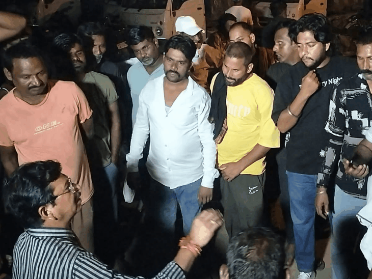 दतिया में सफाई कर्मियों की हड़ताल से चरमराई व्यवस्था, डेढ़ लाख लेकर छह हजार वेतन देने का आरोप