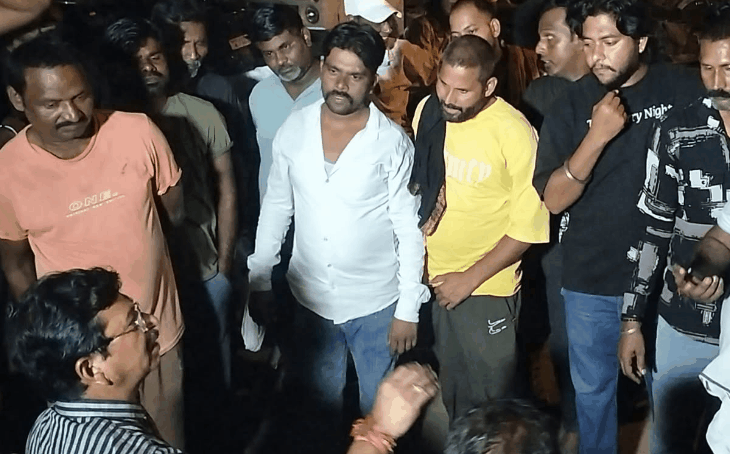 दतिया में सफाई कर्मियों की हड़ताल से चरमराई व्यवस्था, डेढ़ लाख लेकर छह हजार वेतन देने का आरोप