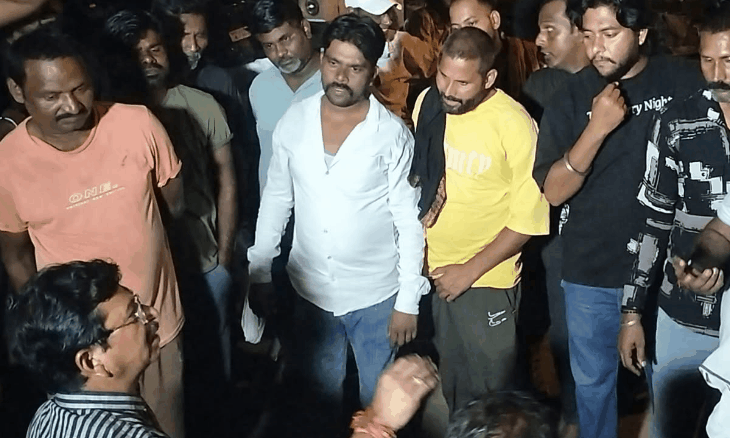 दतिया में सफाई कर्मियों की हड़ताल से चरमराई व्यवस्था, डेढ़ लाख लेकर छह हजार वेतन देने का आरोप