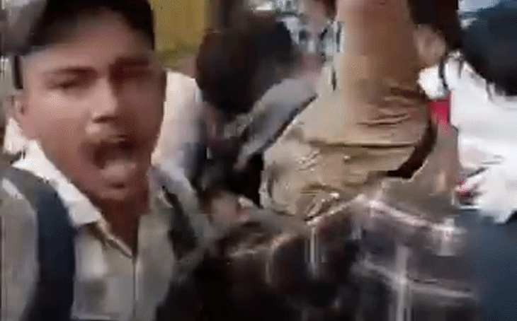 सबलगढ़ में वाहन हटाने की बात पर भिड़े छात्र, सड़क पर हुआ खूनी संघर्ष