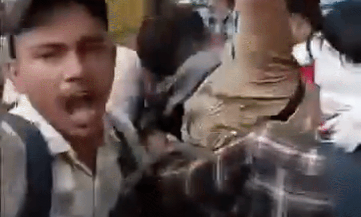 सबलगढ़ में वाहन हटाने की बात पर भिड़े छात्र, सड़क पर हुआ खूनी संघर्ष
