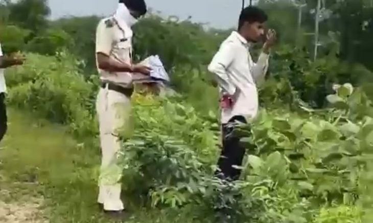 डबरा-ग्वालियर हाईवे किनारे खेत में मिला सड़ा-गला शव, पांच से छह दिन पुराना मामला