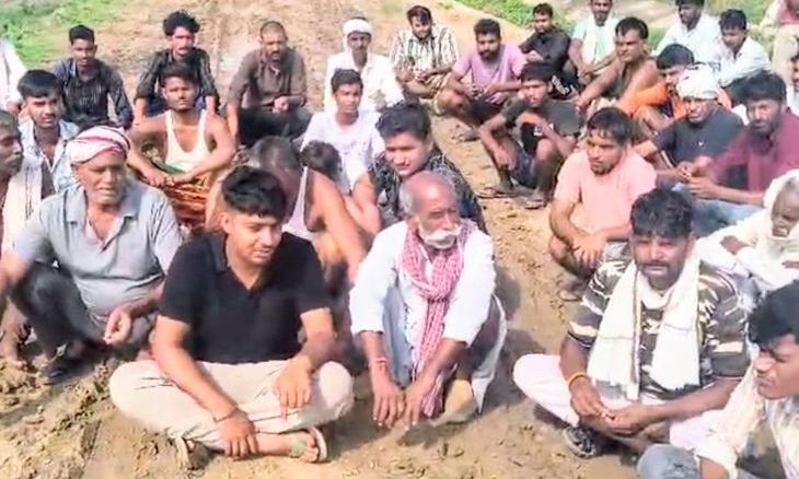 मुरैना के जोहा में ग्रामीणों का प्रदर्शन: नवनीत तोमर की गिरफ्तारी और सड़क निर्माण की मांग को लेकर सड़क पर उतरे
