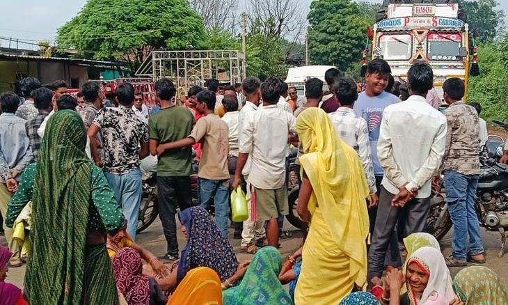 अशोकनगर में राशन न मिलने पर फूटा गुस्सा, ग्रामीणों ने सड़क पर बैठकर किया चक्काजाम