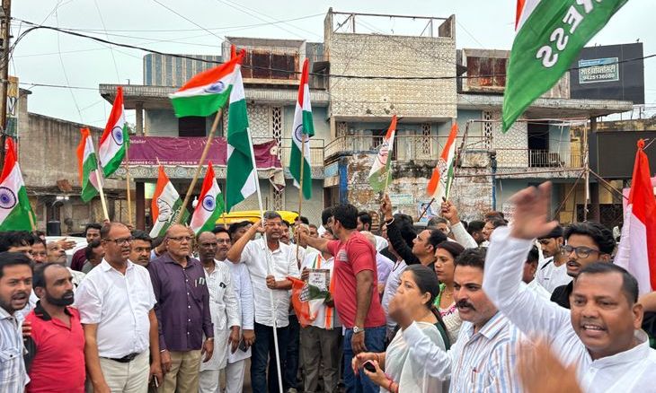 शिवपुरी में राजनीतिक सरगर्मी: कांग्रेस का सत्याग्रह मार्च और बजरंग दल की तिरंगा यात्रा निकली