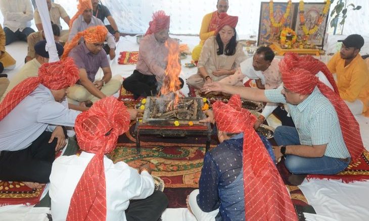 शिवपुरी पुलिस लाइन में धूमधाम से मना विजयादशमी पर्व, एसपी और कलेक्टर ने किया शस्त्र पूजन