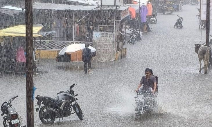लहार में दो घंटे की मानसूनी बारिश से बिगड़े हालात, सड़कों पर भरा पानी और घरों में घुसी बाढ़