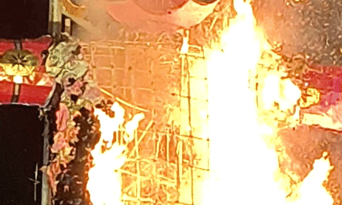 गुना में शेरवानी पहने 51 फीट के रावण का हुआ दहन, कान्हा सदन के बच्चों ने भी तैयार किया पुतला