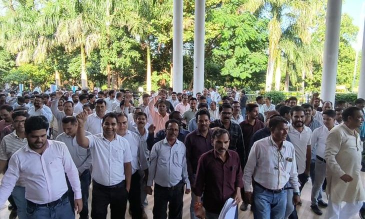 स्वामित्व योजना में फिसड्डी रहा गुना जिला, कलेक्टर ने संघ अध्यक्ष समेत चार पटवारी किए सस्पेंड