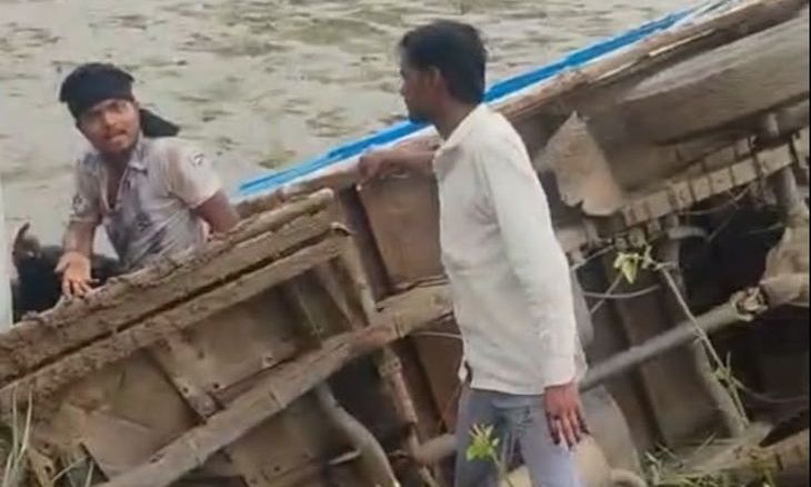 बेलगढ़ा थाना क्षेत्र में फिसलन की वजह से खेत में पलटी लोडिंग बोलेरो, टला बड़ा हादसा