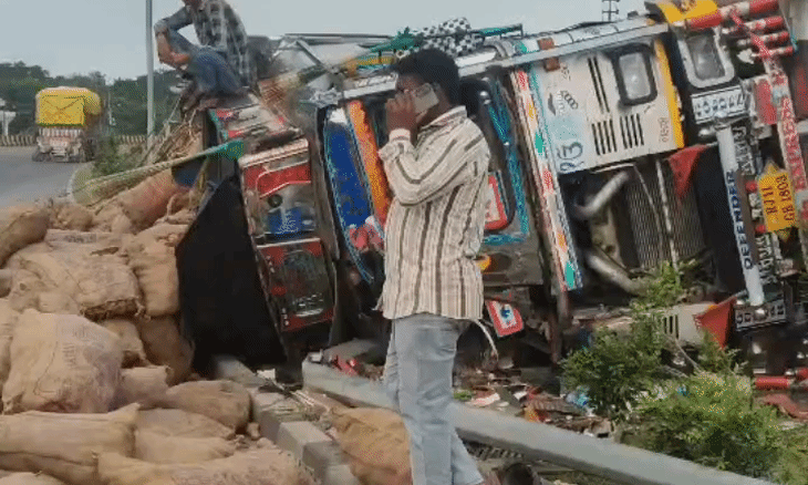 ग्वालियर-झांसी हाईवे पर पलटा आलू से लदा ट्रक, मवेशी को बचाने के प्रयास में हुआ हादसा