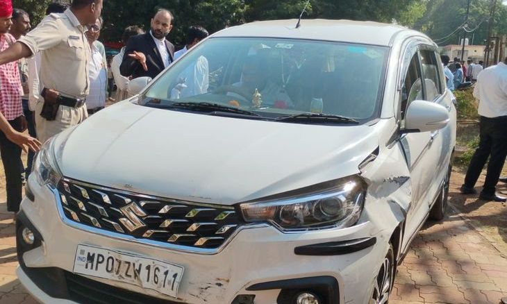 शिवपुरी में अनियंत्रित अर्टिगा कार का कहर: दो वाहनों को मारी टक्कर, ट्रांसफार्मर की जाली तोड़ी