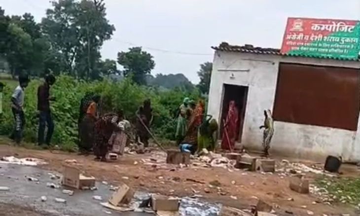 चंदेरी में महिलाओं का फूटा गुस्सा: शराब दुकान पर बोला धावा, पेटियां तोड़कर फेंकीं सड़क पर