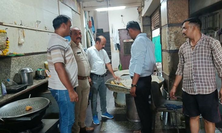 मुरैना में रक्षाबंधन से पहले खाद्य विभाग का एक्शन, छह मिष्ठान दुकानों से भरे गए नमूने