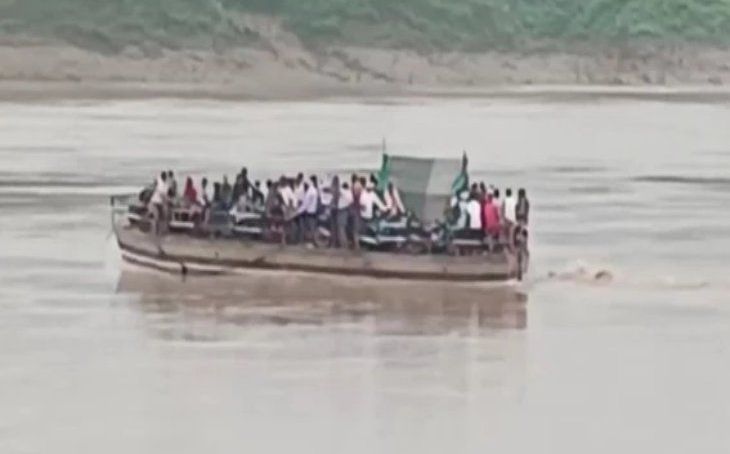 चंबल नदी में बड़ा हादसा टला: बीच धारा में बंद हुआ स्टीमर, 64 यात्रियों की जान जोखिम में