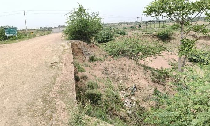 इंदरगढ़ के लांच गांव में सड़क किनारे बने गहरे गड्ढे दे रहे दुर्घटनाओं को न्योता, ग्रामीणों ने प्रशासन से लगाई गुहार