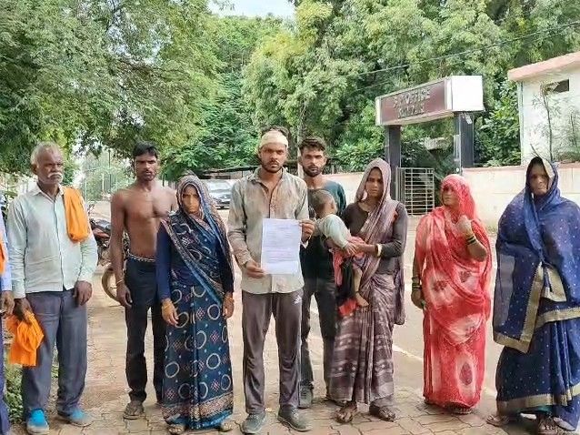 शिवपुरी में गोबर फेंकने के विवाद पर खूनी संघर्ष, पांच लोग जख्मी और एसपी दफ्तर पहुंचा पीड़ित परिवार