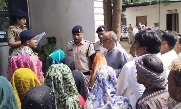 गुना में पारदी समुदाय के आतंक से त्रस्त रहवासियों ने एसपी कार्यालय पहुंचकर खोला मोर्चा