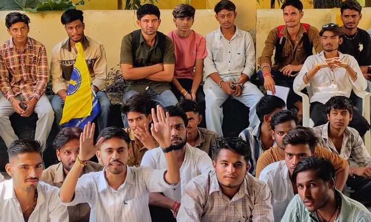 श्योपुर पीएम कॉलेज में छात्रों का हंगामा: शिक्षकों की कमी और छात्रवृत्ति को लेकर 10 दिन का अल्टीमेटम