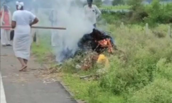 दबोह में बदहाल रास्ता: कीचड़ के कारण मुक्तिधाम तक नहीं पहुंच सकी अर्थी, हाईवे किनारे करना पड़ा अंतिम संस्कार