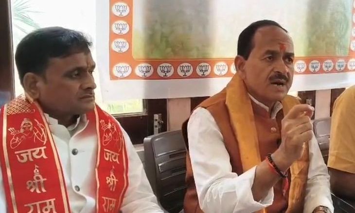 दतिया में भाजपा जिलाध्यक्ष का अनूठा ऐलान, प्रचार होर्डिंग्स का पैसा अब जाएगा गौशालाओं में