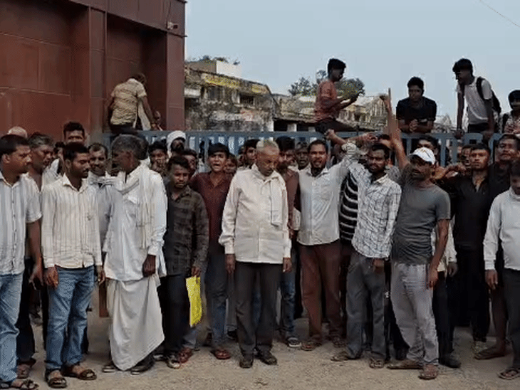 मुरैना में खाद के लिए रात से लाइन में लगे अन्नदाता, कर्मचारियों के लेट आने पर मंडी गेट पर किया हंगामा