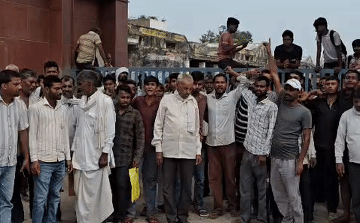 मुरैना में खाद के लिए रात से लाइन में लगे अन्नदाता, कर्मचारियों के लेट आने पर मंडी गेट पर किया हंगामा