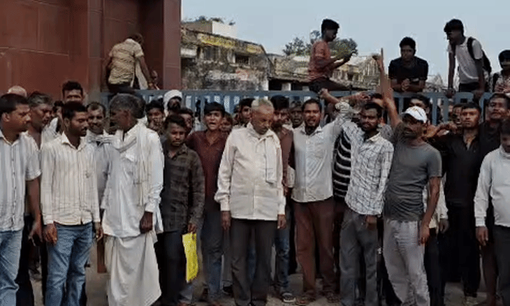 मुरैना में खाद के लिए रात से लाइन में लगे अन्नदाता, कर्मचारियों के लेट आने पर मंडी गेट पर किया हंगामा