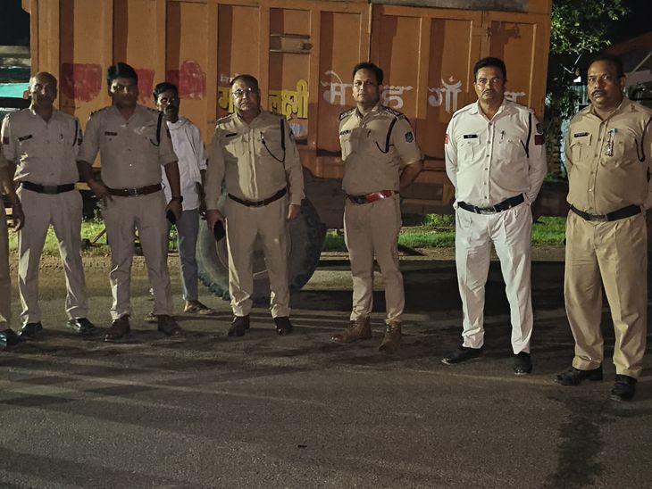 दतिया में पुलिस का नाइट पहरा: अवैध रेत से लदा ट्रैक्टर और बिना नंबर के 11 वाहन जब्त