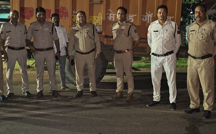 दतिया में पुलिस का नाइट पहरा: अवैध रेत से लदा ट्रैक्टर और बिना नंबर के 11 वाहन जब्त