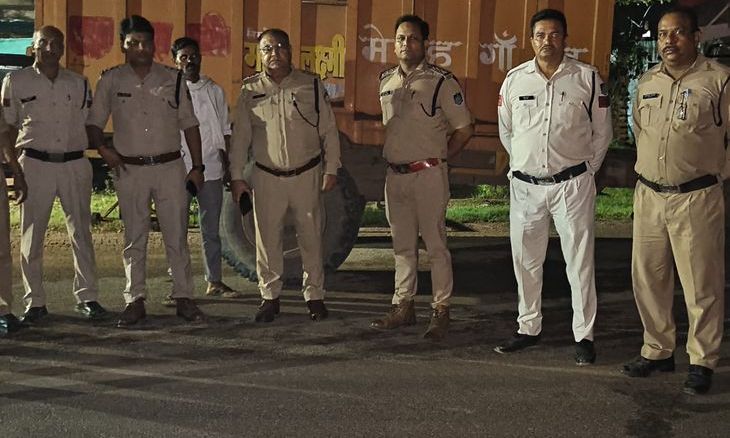 दतिया में पुलिस का नाइट पहरा: अवैध रेत से लदा ट्रैक्टर और बिना नंबर के 11 वाहन जब्त
