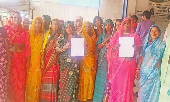 कराहल के मोराई गांव में महिलाओं का फूटा गुस्सा, अवैध शराब के खिलाफ थाने का किया घेराव