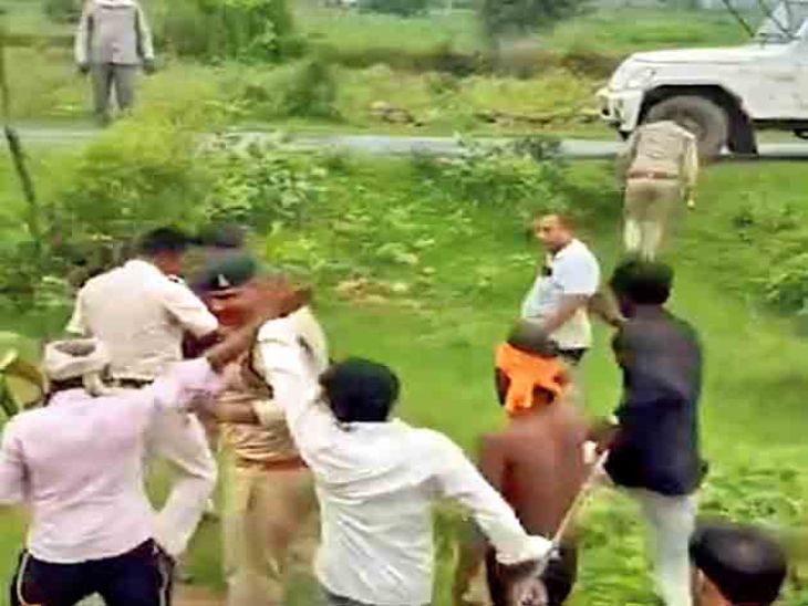 श्योपुर में वन भूमि का अतिक्रमण हटाने गई टीम पर हमला, पथराव में तीन कर्मी घायल और गाड़ियां टूटीं